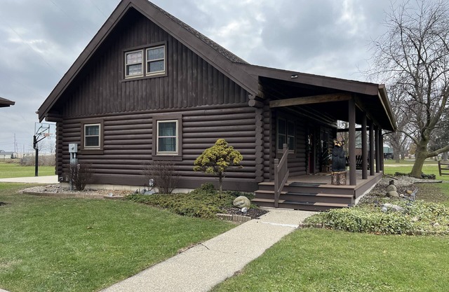 Cozy Perrysburg Cabins - Modern 2 Bedroom with Large Loft & Sleep#Bed!