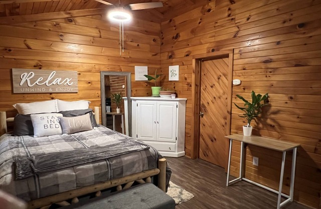 Cozy Perrysburg Cabin - Studio with Fireplace!