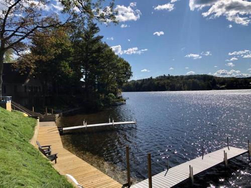 Cozy pet-friendly cabin with dock, firepit, bikes, BBQ