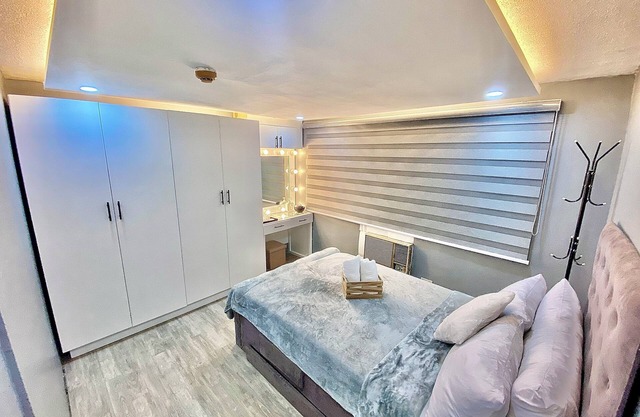Cozy & Pet-Friendly Condo: Pool, Netflix, Karaoke, Games, Markets & Fully AC’d!