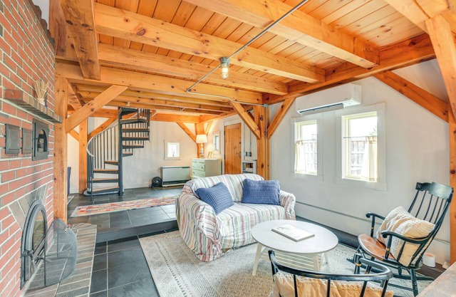 Cozy Pet-Friendly Cottage Near Fort Knox & Acadia