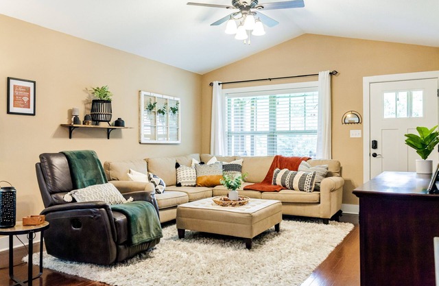 Cozy Pet Friendly Summer Retreat, Mountain View Fire Pit Good Location near AVL