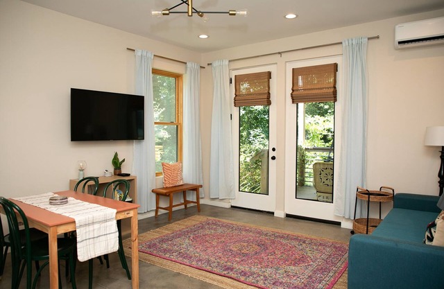 Cozy Pet-Friendly Walkable Retreat West Asheville