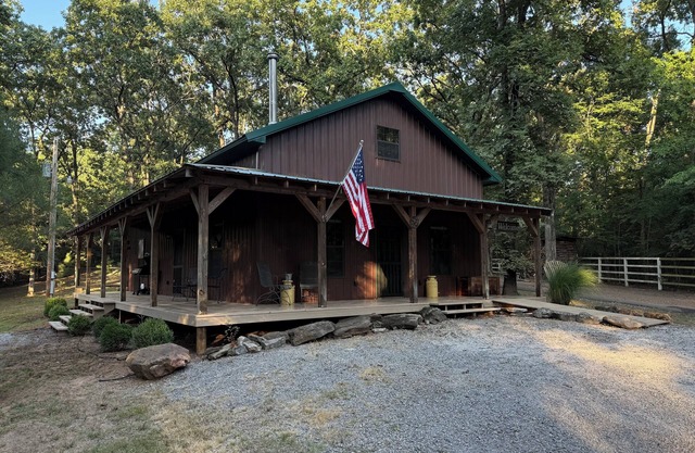 Cozy Pettit Bay/Lake Tenkiller pet friendly cabin. Hunters & Fishermen welcome.