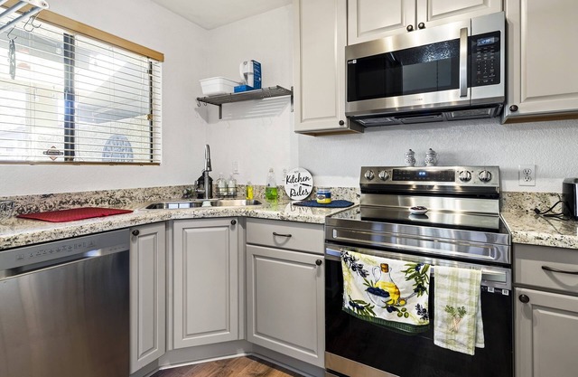 Cozy Phoenix Condo Near Biltmore | Pool & BBQ near Golf, Dining and Shops