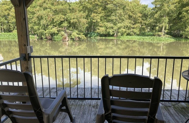 Cozy, Picturesque Houseboat with Great Entertainment Area