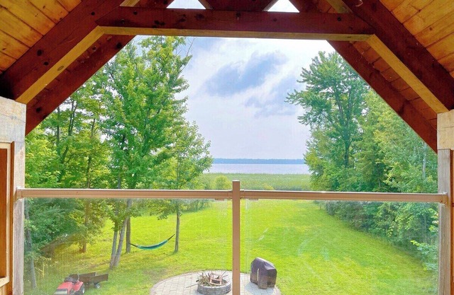 Cozy Pigeon Lake Cottage