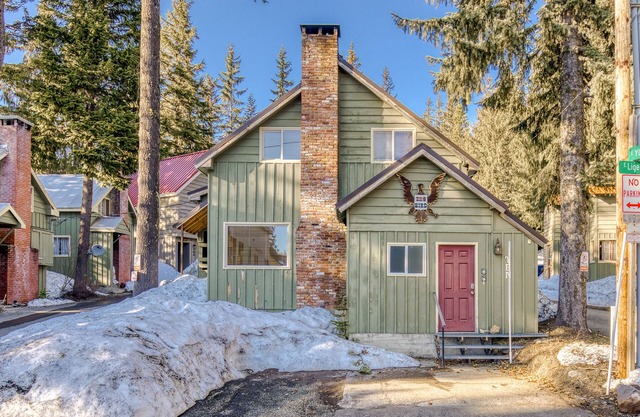 Cozy pine interior home in the heart of Government Camp