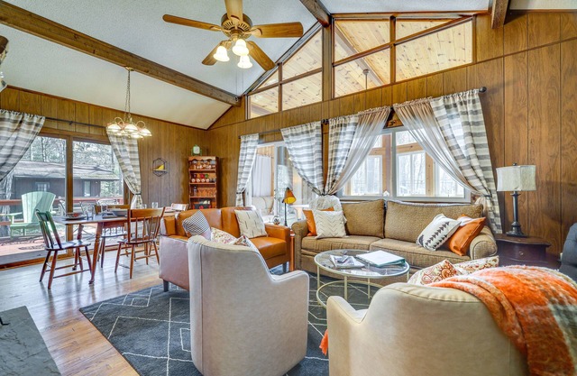 Cozy Pocono Lake Cottage w/Fire Pit + Ping Pong!