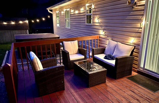 Cozy Pocono Retreat-Indoor Games-HotTub-Trampoline-Winter Fun