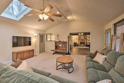 Cozy Poconos Ranch Home with Pool Access, Near Lake!