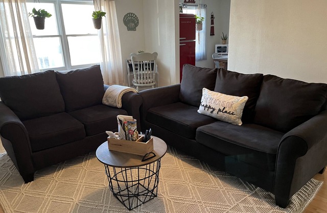 Cozy & pretty beach-block, 2-BR condo: short walk to ocean, restaurants & shops!