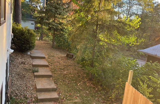 Cozy Private 1-bedroom Hillside Apartment Close to Stores