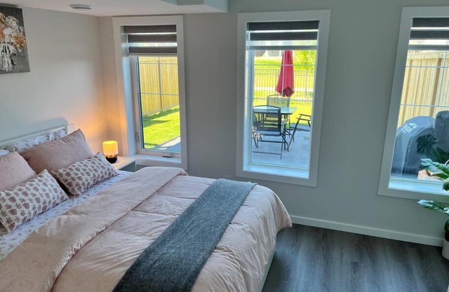Cozy Private 1 bedroom basement suite - free parking and free Wifi