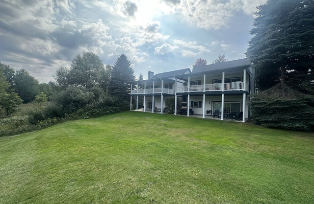 Cozy & Private 2 Bedroom/Chief Golf Cottages Lower Condo - Spectacular Views!