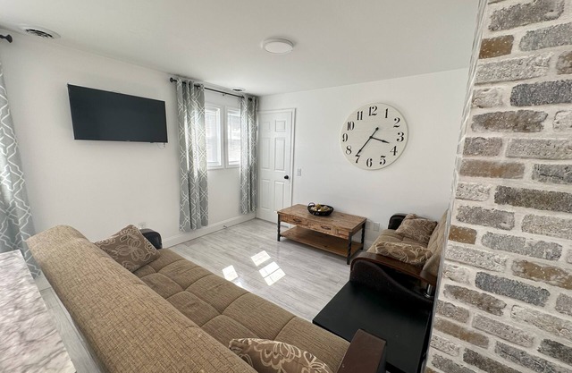 Cozy Private Apartment Just a Short Stroll frm Milan Puskar Stadium & WVU Campus