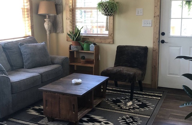 Cozy, private, apartment! 10 minutes to Lake Dardanelle and 5 minutes ANO!