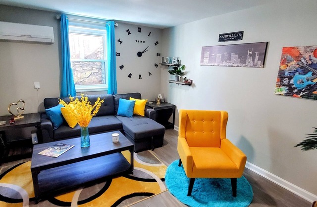 Cozy private duplex unit 8 minutes from downtown and 12 minutes from the airport