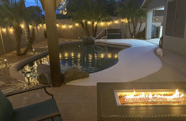 Cozy Private Pool home in family neighborhood