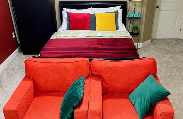 Cozy, Private Suite in Bedford — Bed, Laundry,kitchenette and Self Check in