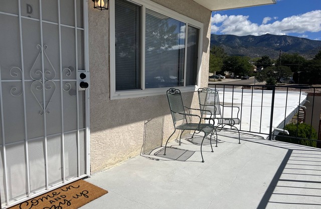 COZY private upstairs retreat w/mountain views!