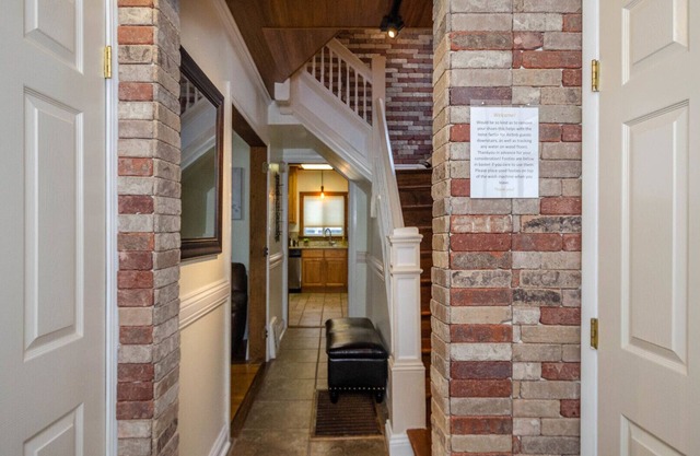 Cozy- Quaint Downtown Delight!