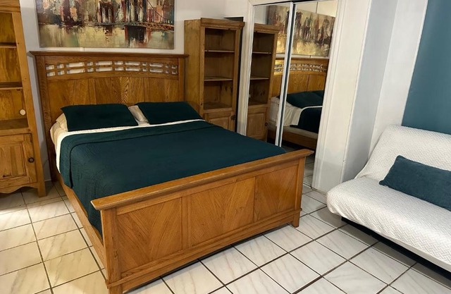 Cozy Queen Bed Studio with 60 Inch Smart TV, Netflix, AirPlay, Mini-Fridge, and 500 Mbps WiFi near FIU, Dolphin Mall, Airport