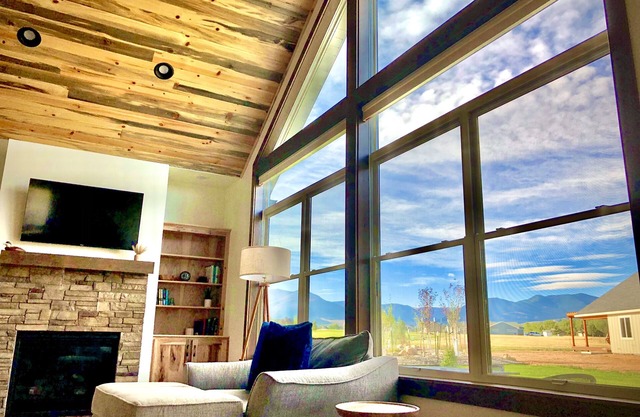 Cozy, Quiet Golf Course House close to skiing and hiking