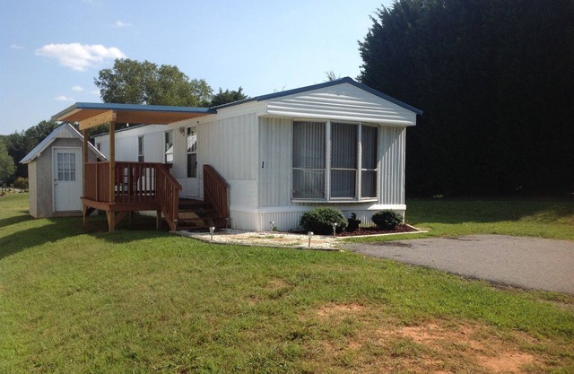 Cozy, quiet retreat near Blue Ridge Parkway. 2 bed, 1 bath, Close to Downtown!