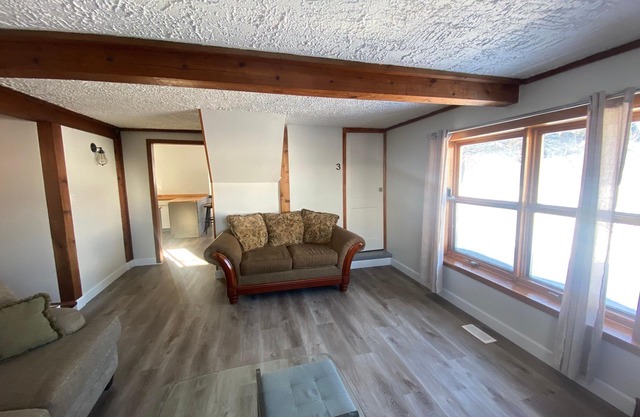 Cozy Quincy: Comfortable stay, near Hwy. 17.