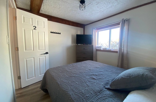 Cozy Quincy: Comfortable stay near Hwy. 17.