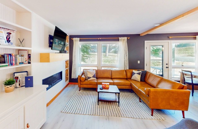 Cozy, recently remodeled condo with patio, mountain views & W/D - near slopes