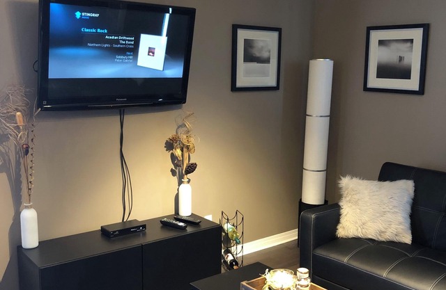 Cozy remodeled home. 1 min walk to all amenities. Pet friendly.