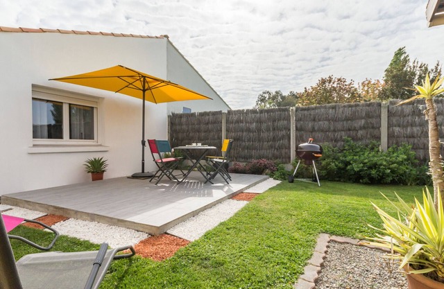 Cozy Renovated Cottage with Garden near Pornic Beaches