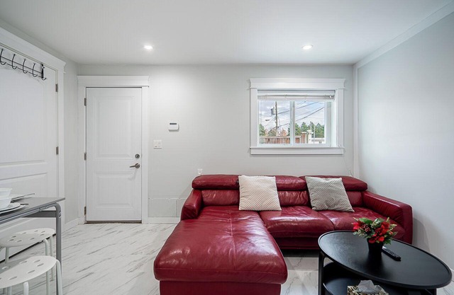 Cozy renovated 2br laneway home