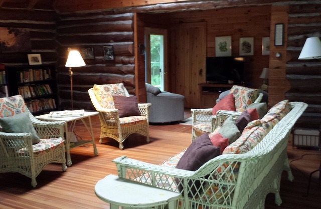 Cozy renovated cabin in Williamstown, steps from hiking trails