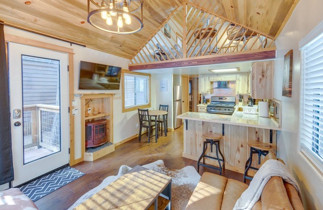 Cozy & Restful Cabin, Steps to Lake Almanor