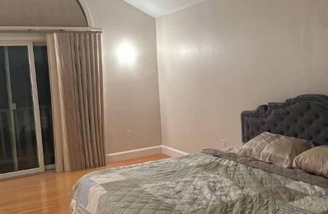 Cozy Retreat at an Adorable 5 Bedroom w/free parking/Hiking/River