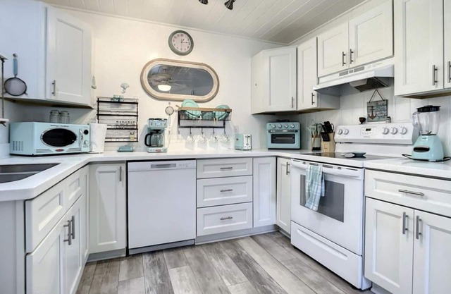 COZY RETREAT BY THE RIVER! 5 MINUTES TO DOWNTOWN DAYTONA W/OUT THE NOISE!