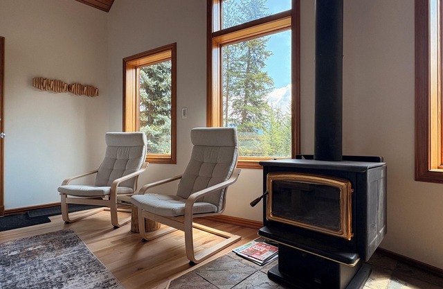 Cozy Retreat Chalet with Loft Bedroom & Fireplace – Near Nelson & Ski Hills