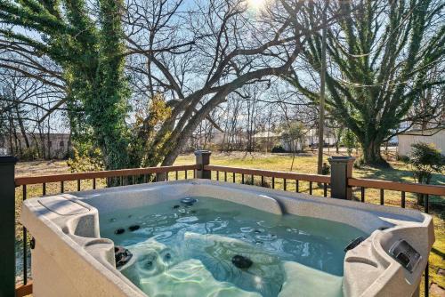 Cozy Retreat Near Downtown with Hot Tub