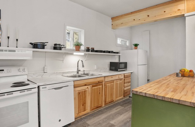 Cozy retreat near Sandpoint, Idaho. Close to Downtown, the lake and skiing.