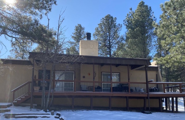 Cozy retreat nestled in the pines, close to outdoor activities, Spencer Theater!