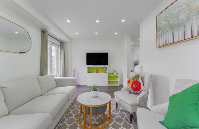 Cozy Retreat Newly Renovated House Central Brampton