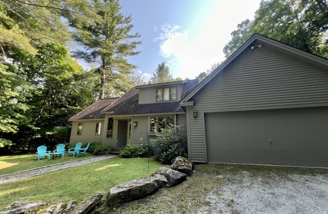 Cozy Retreat with Hot Tub Right Off the Master Bedroom!