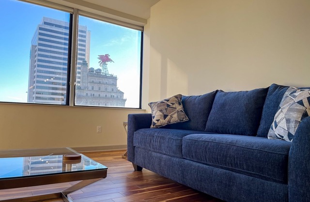 Cozy Retreat with Rooftop Pool, Parking, and Spacious Comfort