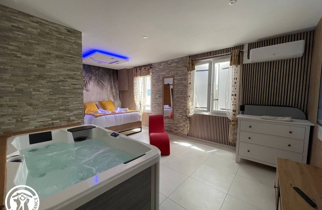 Cozy Retreat with Spa, A/C, and Enclosed Garden Near Noirmoutier