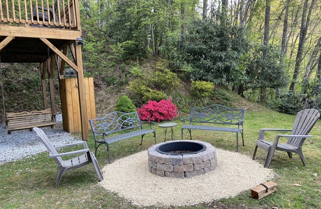 Cozy retreat with a hot tub under the stars and amazing views.