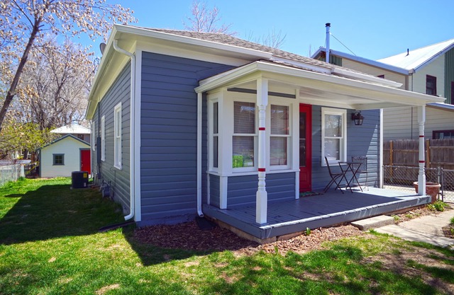 Cozy retro bungalow & work space