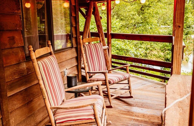 Cozy River Cabin in the Trees